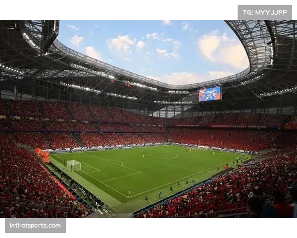 重庆龙兴足球场完成草皮更换,6万人专业球场将迎中超首秀 重庆龙兴足球场完成草皮更换,6万人专业球场将迎中超首秀